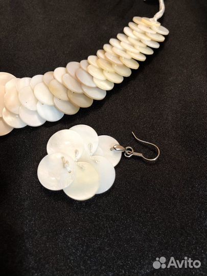 Колье с сережками из перламутра новое