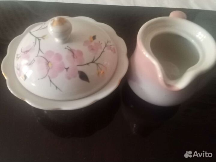 Посуда: сливочник, маслёнка, вареньица,крышки