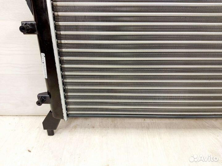 Радиатор охлаждения Volkswagen Caddy