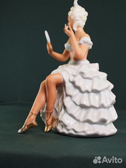 Фарфоровая статуэтка 