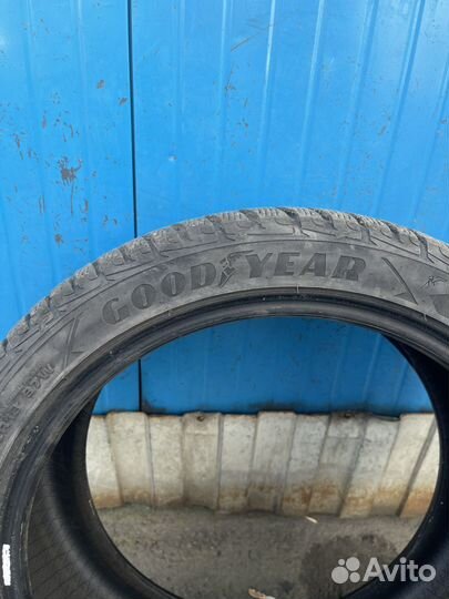 Goodyear UltraGrip 245/40 R18 97W