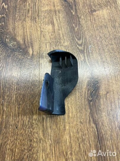 Накладка петли капота передняя правая Volkswagen