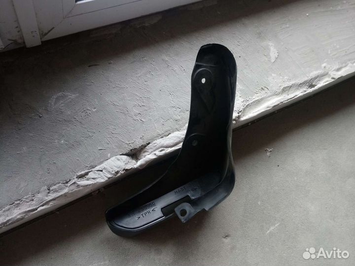 Брызговик Mitsubishi galant 8 правый передний