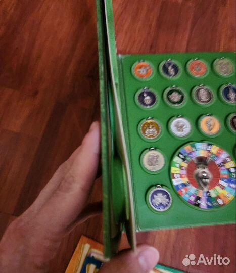 Журнал Шрэка и папка с медальонами