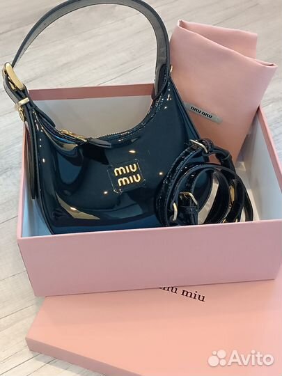 Сумка Хобо Miu Miu лакированная