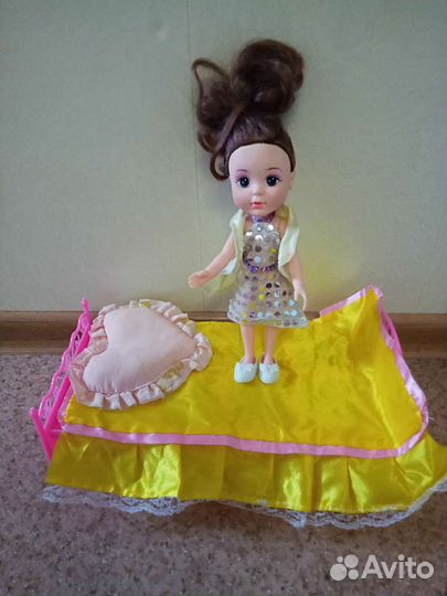 Кукла с кроваткой