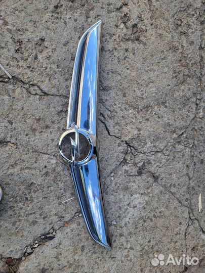 Молдинг решетки Opel Astra J