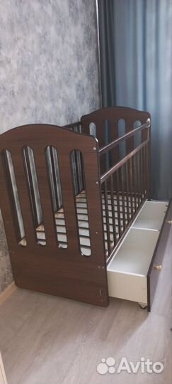 Детская кроватка с маятником и ящиком