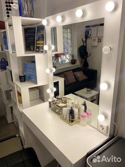 Гримерное зеркало с лампочками
