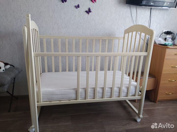 Детская кроватка с матрасом