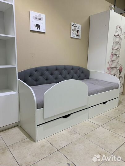 Детская кровать с мягкой обивкой