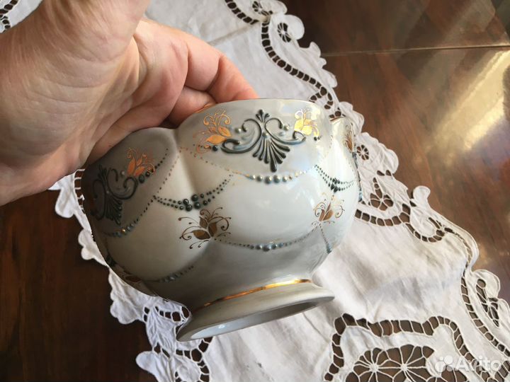 Фарфоровая ваза на ножке. Ручная работа