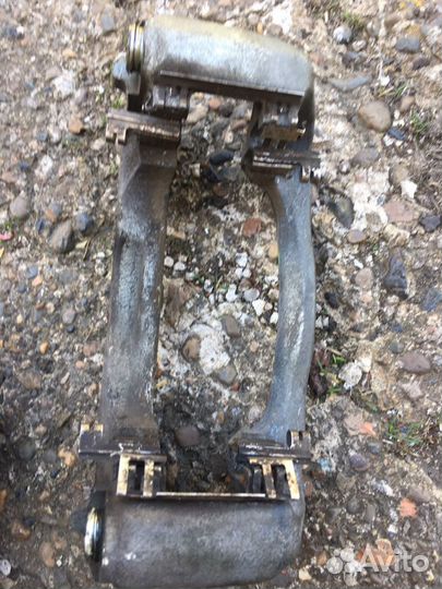 Суппорт левый на Mazda 3 BM