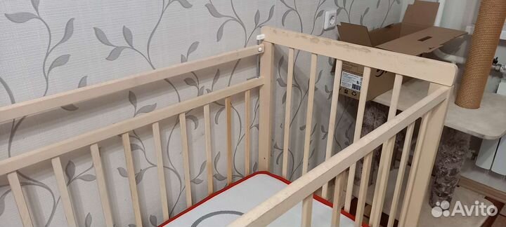 Продам кроватку с маятником