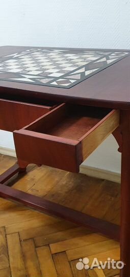 Шахматный столик из красного дерева