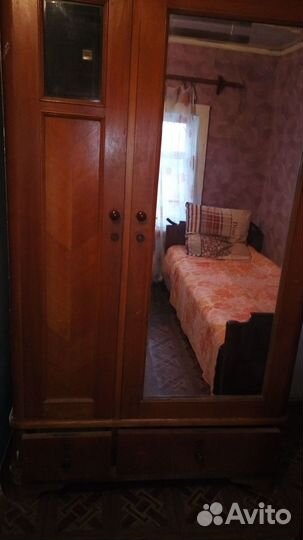 Старинный антикварный шкаф