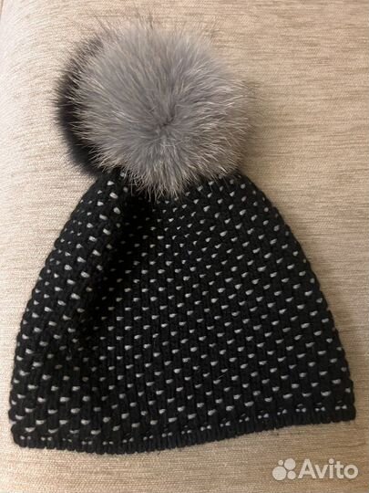 Шапка из кашемира с енотом