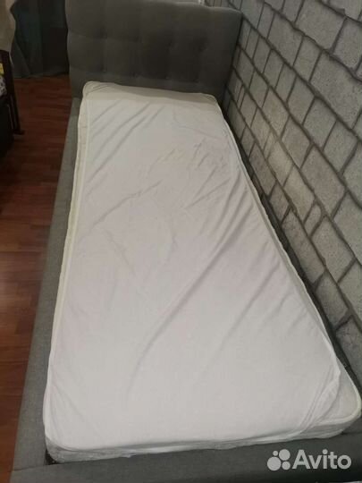 Мягкая кровать с матрасом