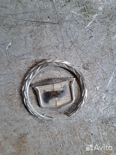 Эмблема Cadillac SRX