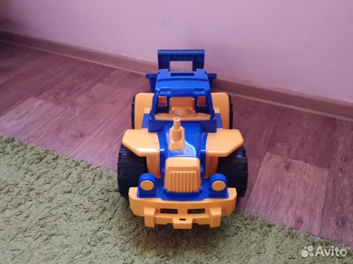 Игрушка трактор большой