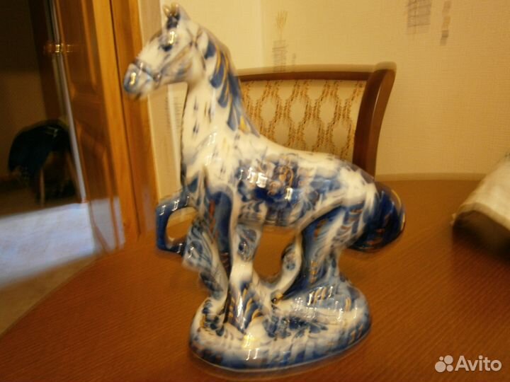 Фарфоровые декоративные тарелки и статуэтки