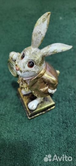 Декоративная фигура Белый Кролик с часами