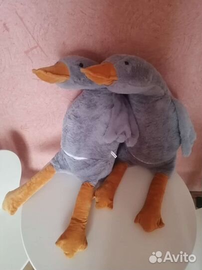 Мягкая игрушка гусь обнимусь серого цвета