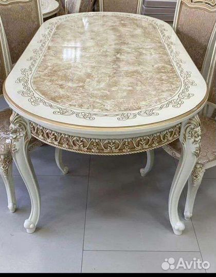 Мебель столы и стулья и тюли