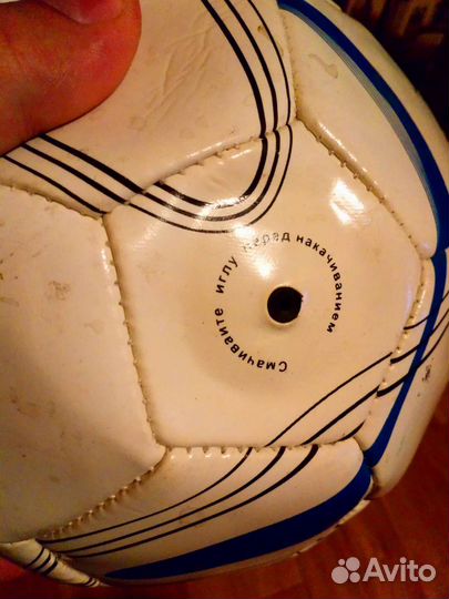 Футбольный мяч есть потёртости