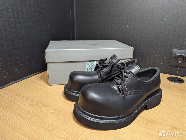 На руках Balenciaga Steroid Derby