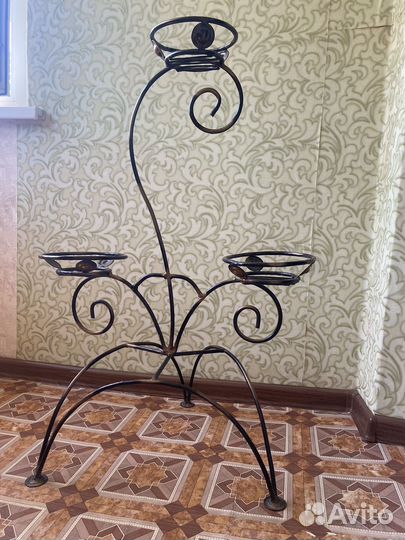 Кованая подставка для цветов