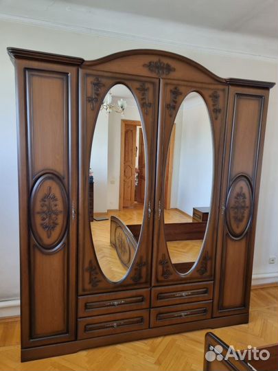 Шкаф и кровать