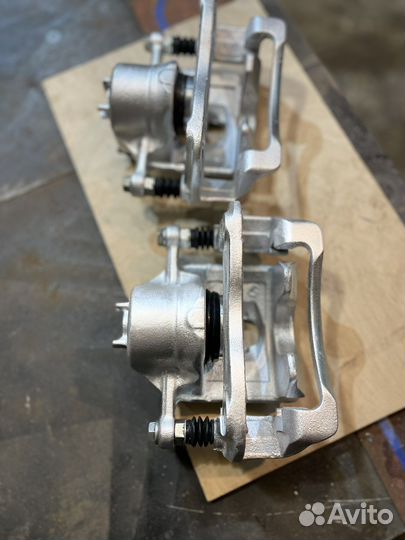 Комплект передних тормозных суппортов