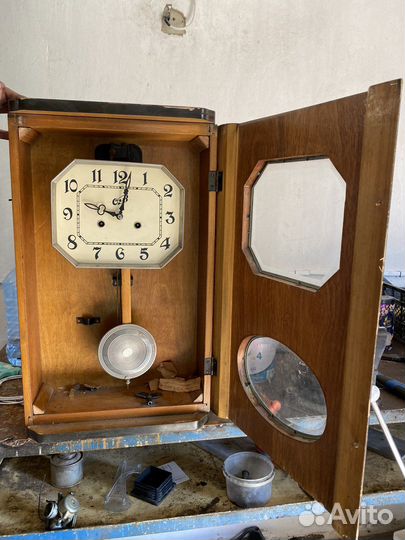 Старинные настенные часы с боем