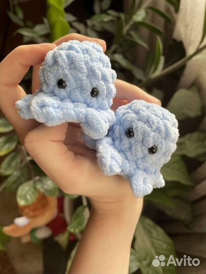 Вязаный осьминог игрушка-брелок