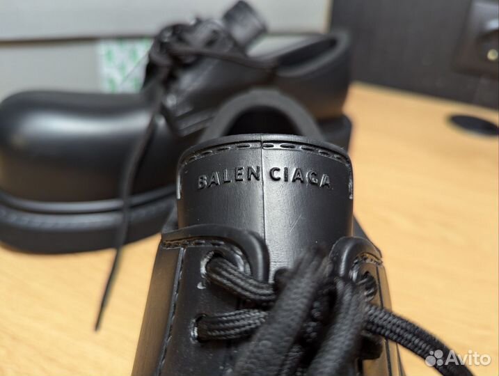 На руках Balenciaga Steroid Derby