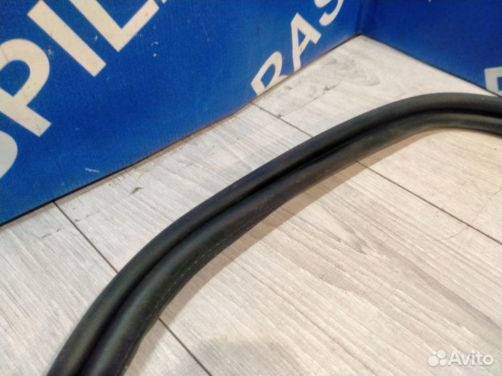 Уплотнительная резинка багажника Mercedes-Benz