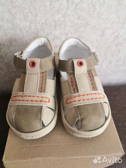 Сандалии новые