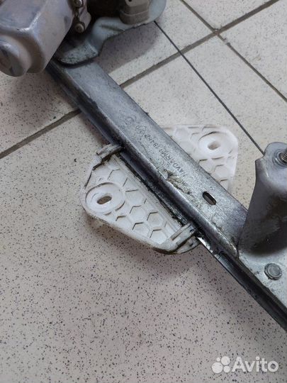 Стеклоподъемник передний правый Renault Logan