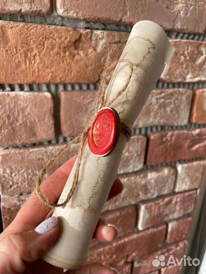 Свиток в старинном стиле с сургучной печатью