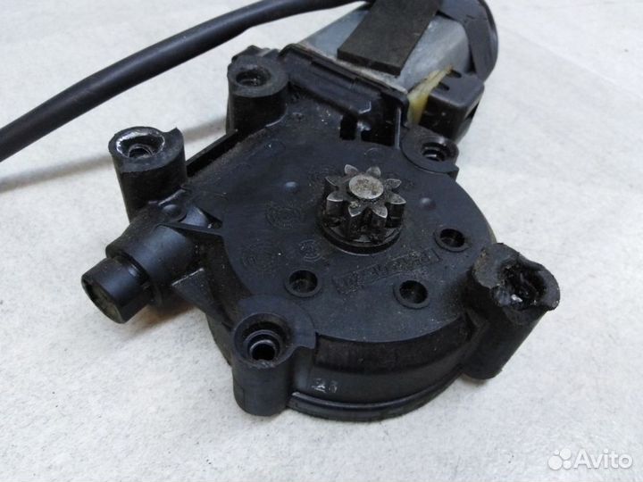 Моторчик переднего правого стеклоподъемника