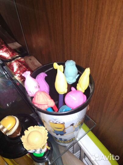 Коллекция стаканов с крышками игрушками