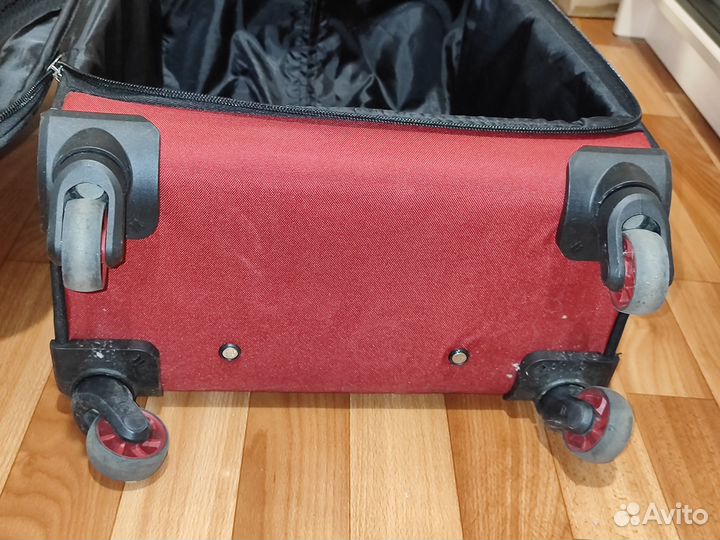 Чемодан на колесах среднего размера