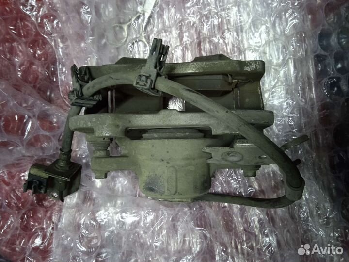 Суппорт передний правый dodge charger LD