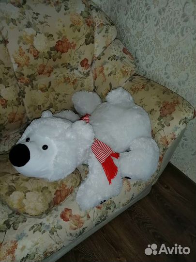 Плюшевый белый медведь