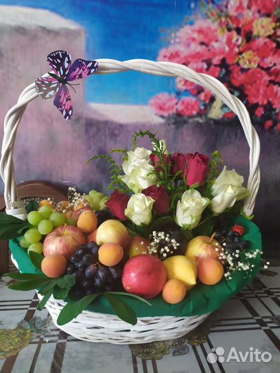 Подарочная корзина из фруктов