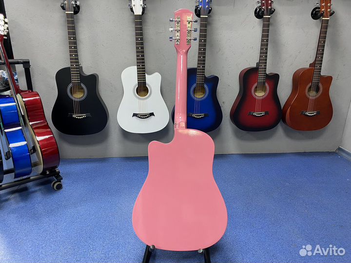 Акустическая гитара розовая