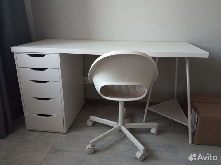 Рабочий стол с креслом