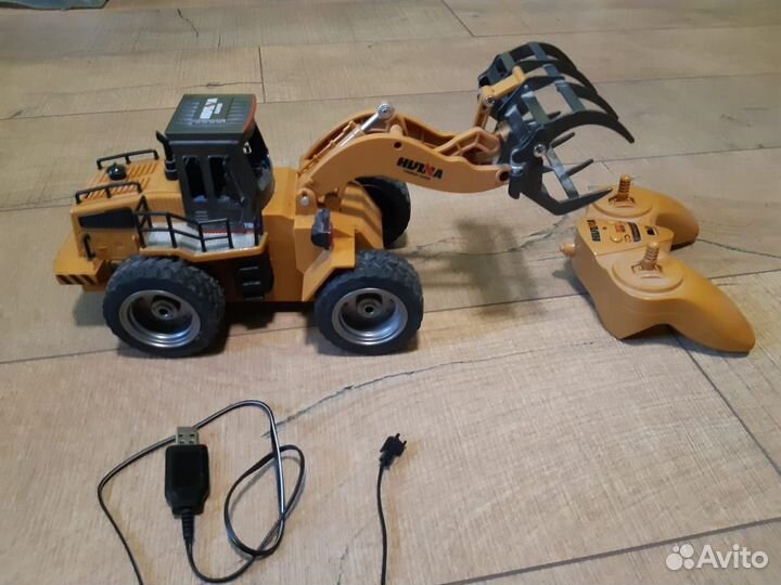 Трактор погрузчик 1:18 Huina RC