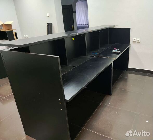 Стойка рецепшн из 4х секций черная, белый глянец